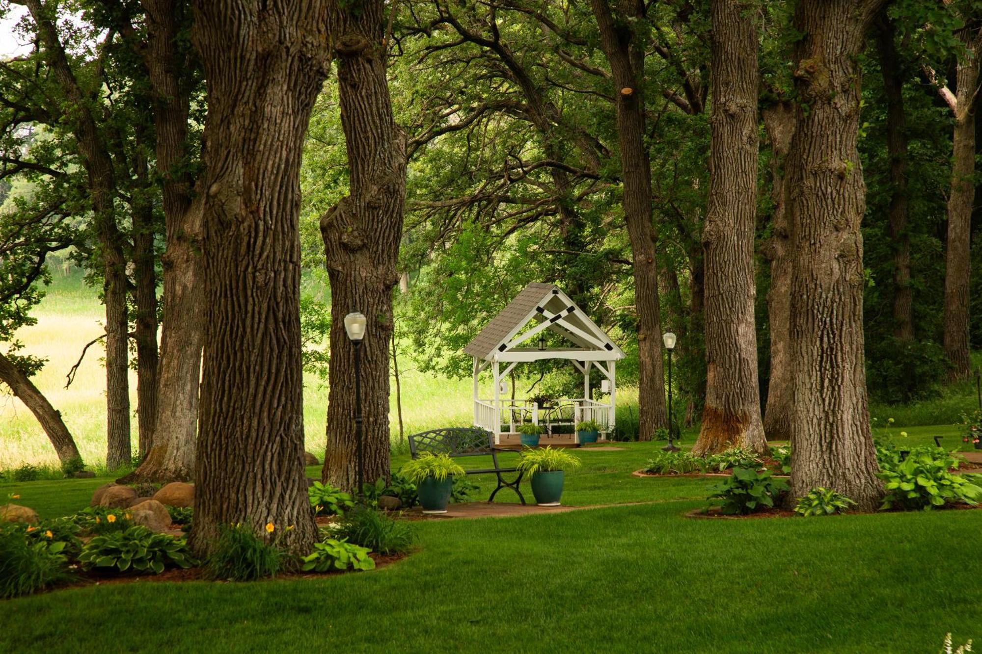 The Oakwood Inn Okoboji Exterior foto
